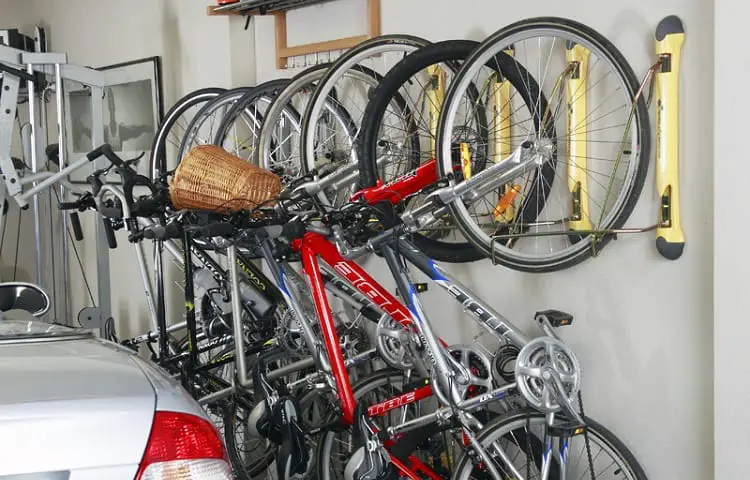 Swiveliing rack in garage